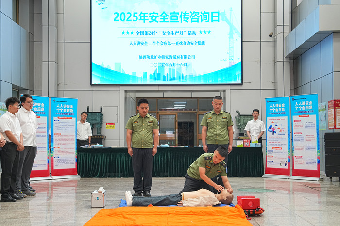 现场演示急救技术.JPG