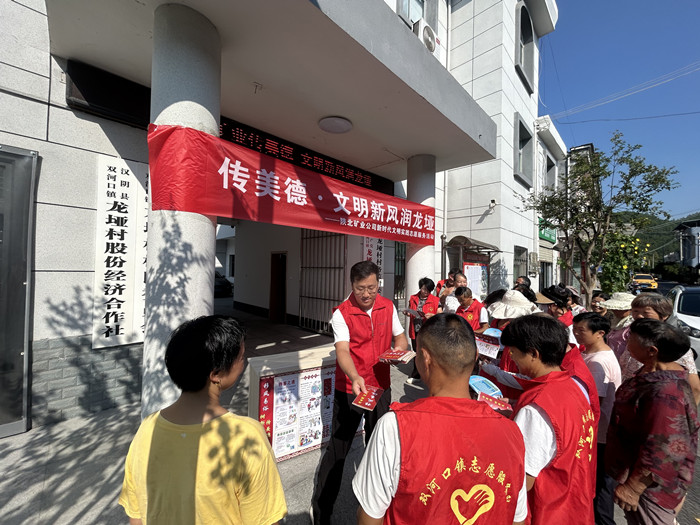 活动现场发放传单.jpg